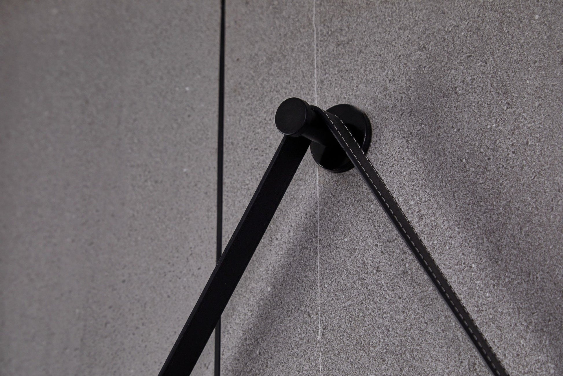 Espejo redondo 80 cm con marco negro cinturón de moda, iluminación LED empotrada y antivaho